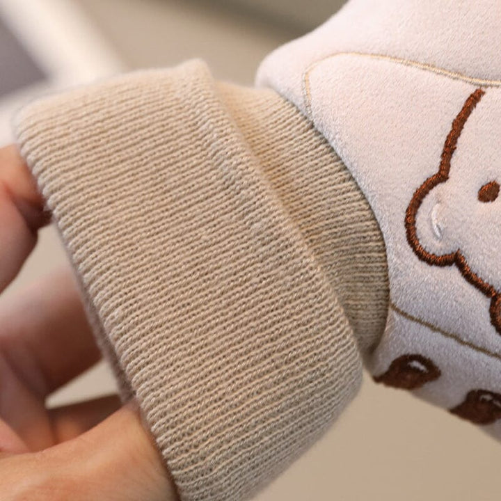 "Söta barn vinterskor med elastisk design och rosa färg, samt mjukt bomullsfoder för komfort och värme."