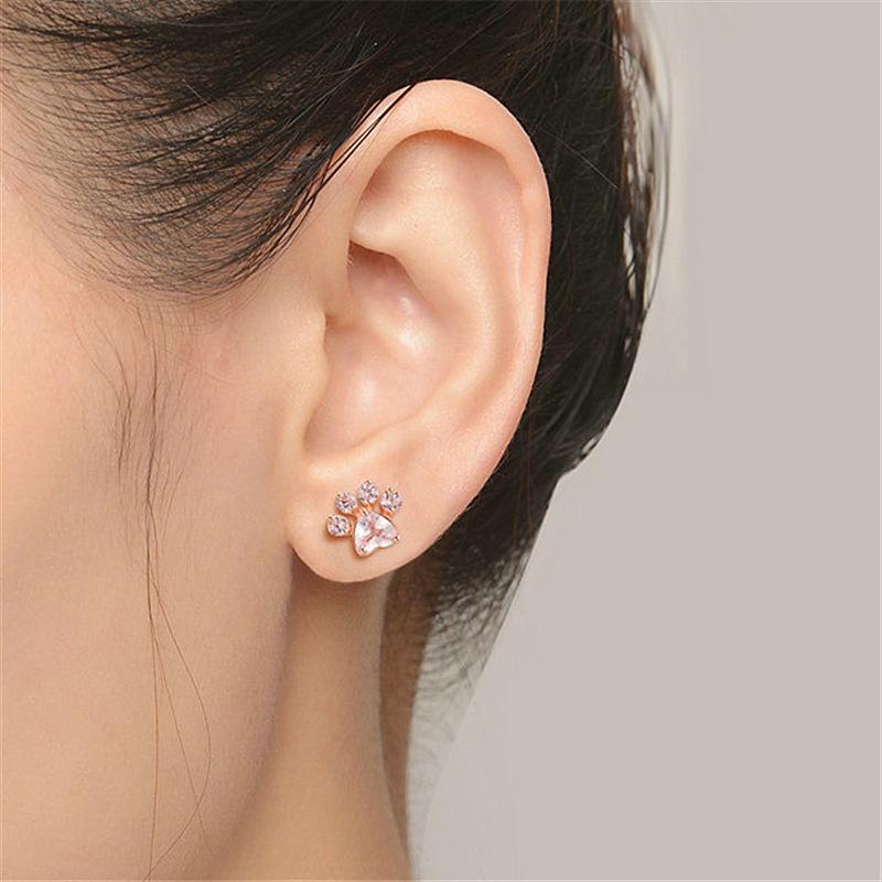 "Söta rosa guldfyllda katt tass örhängen, roséguld finish med kubisk zirconia för kvinnor, elegant och lekfull design."