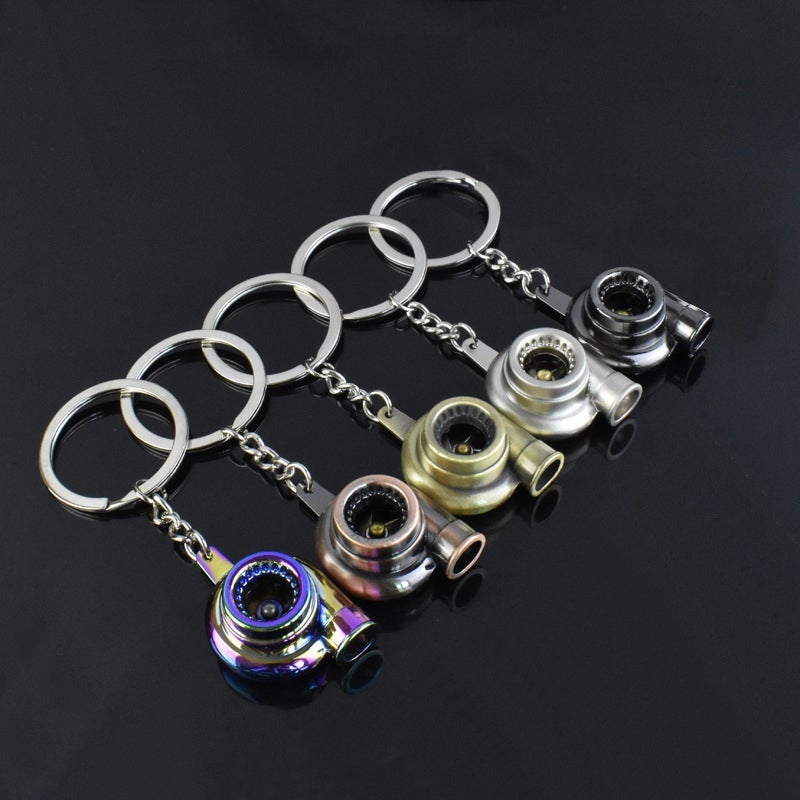 "Sportig mini turboladdare nyckelring i matt krommetall, elegant bilentusiast-tillbehör med unik design."