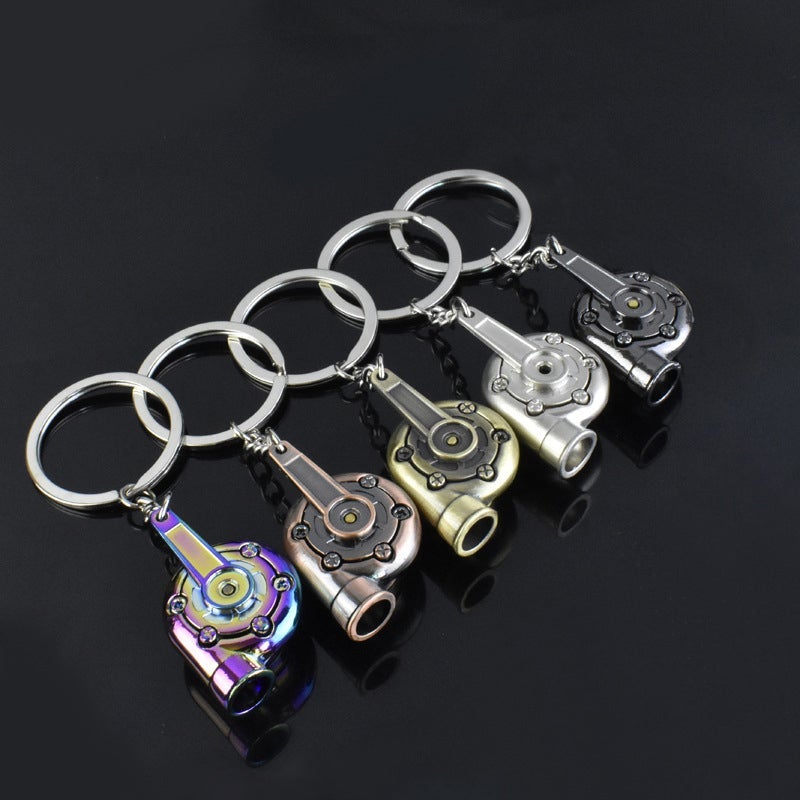 "Sportig mini turboladdare nyckelring i matt krommetall, elegant bilentusiast-tillbehör med unik design."