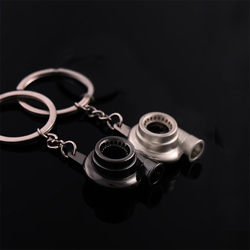 "Sportig mini turboladdare nyckelring i matt krommetall, elegant bilentusiast-tillbehör med unik design."