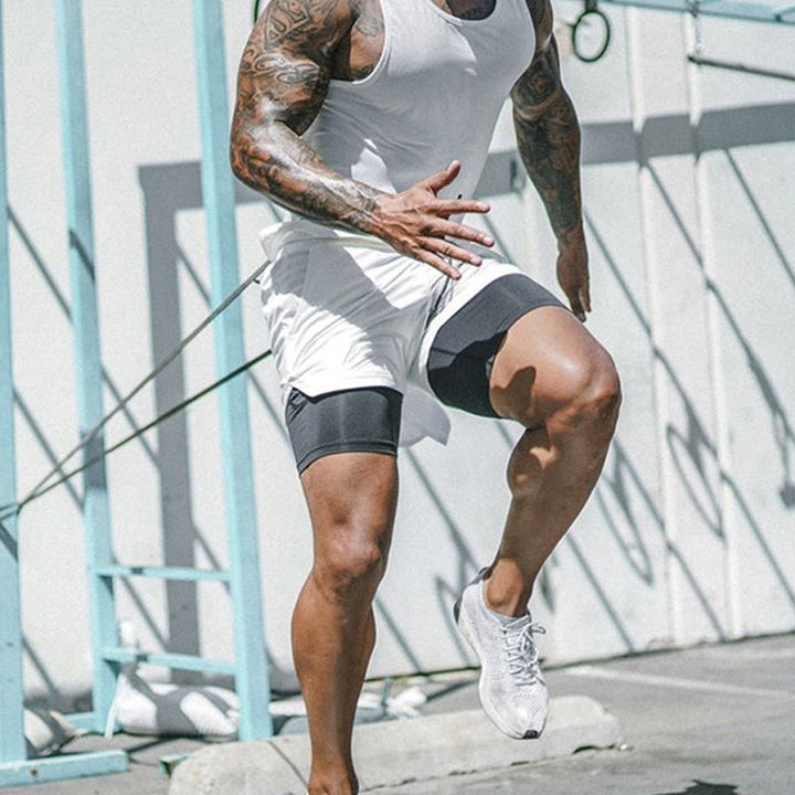 "Sportiga herrshorts 2-i-1 i kamouflage med fickor, polyester-bomullstyg, gröna nyanser, perfekt för träning och fritid."