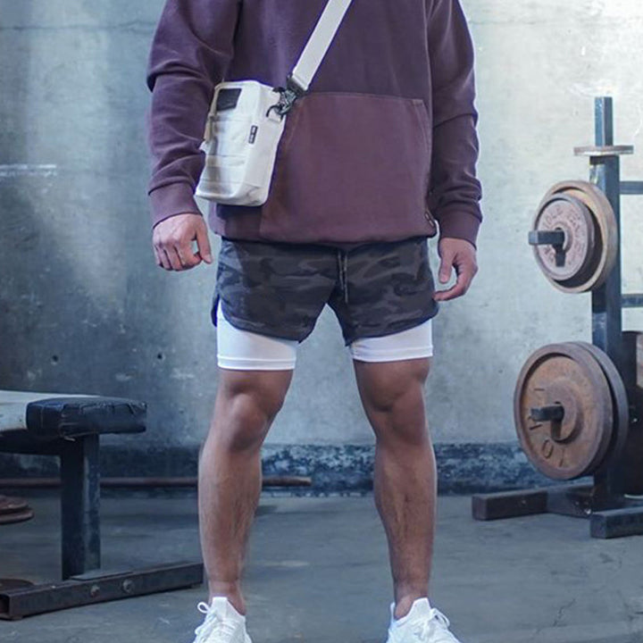 "Sportiga herrshorts 2-i-1 i kamouflage med fickor, polyester-bomullstyg, gröna nyanser, perfekt för träning och fritid."