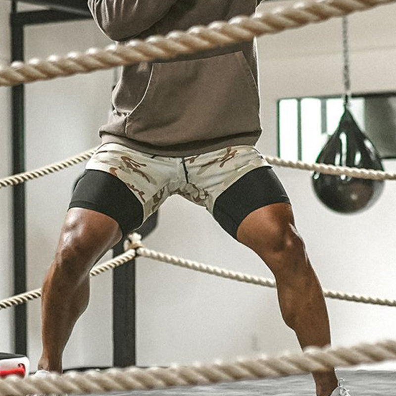 "Sportiga herrshorts 2-i-1 i kamouflage med fickor, polyester-bomullstyg, gröna nyanser, perfekt för träning och fritid."