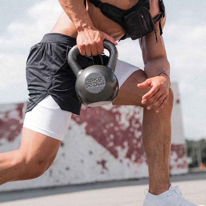 "Sportiga herrshorts 2-i-1 i kamouflage med fickor, polyester-bomullstyg, gröna nyanser, perfekt för träning och fritid."