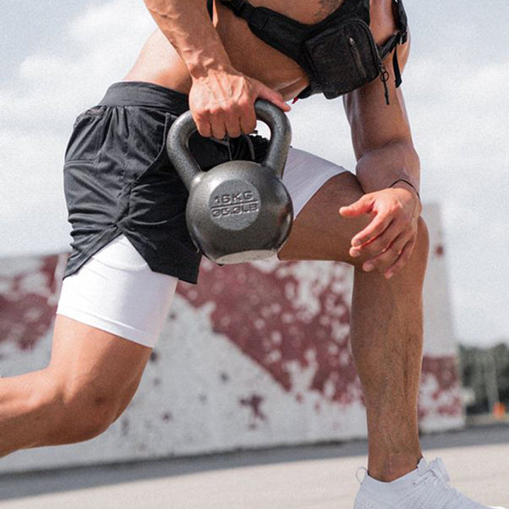 "Sportiga herrshorts 2-i-1 i kamouflage med fickor, polyester-bomullstyg, gröna nyanser, perfekt för träning och fritid."