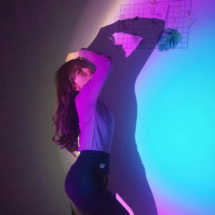 "Stämningsfull solnedgångsprojektionslampa med varmt glödande sken, perfekt för väggmontering i moderna hem."