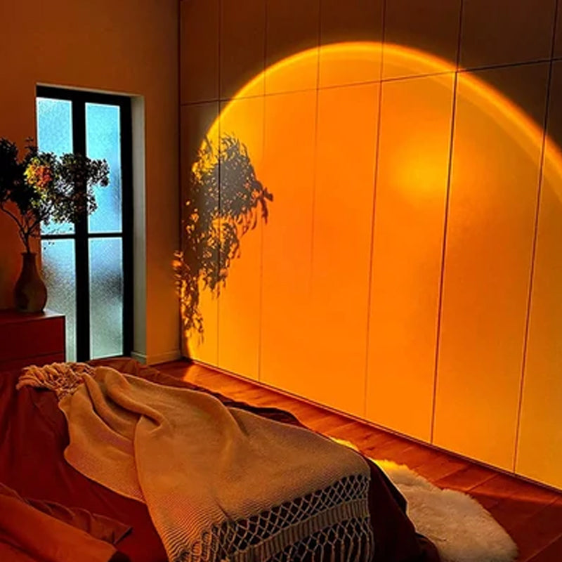 "Stämningsfull solnedgångsprojektionslampa med varmt glödande sken, perfekt för väggmontering i moderna hem."