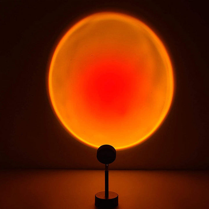 "Stämningsfull solnedgångsprojektionslampa med varmt glödande sken, perfekt för väggmontering i moderna hem."