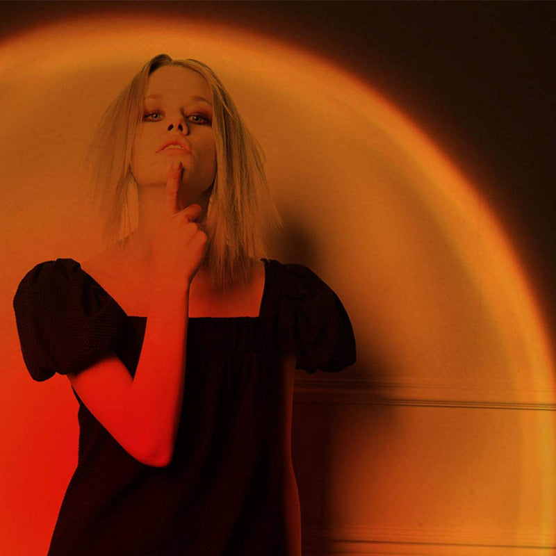 "Stämningsfull solnedgångsprojektionslampa med varmt glödande sken, perfekt för väggmontering i moderna hem."