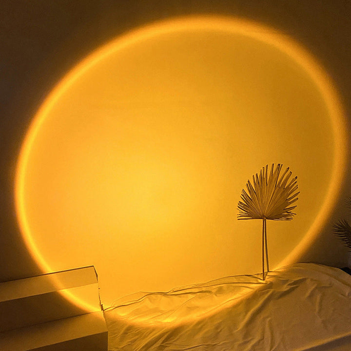 "Stämningsfull solnedgångsprojektionslampa med varmt glödande sken, perfekt för väggmontering i moderna hem."