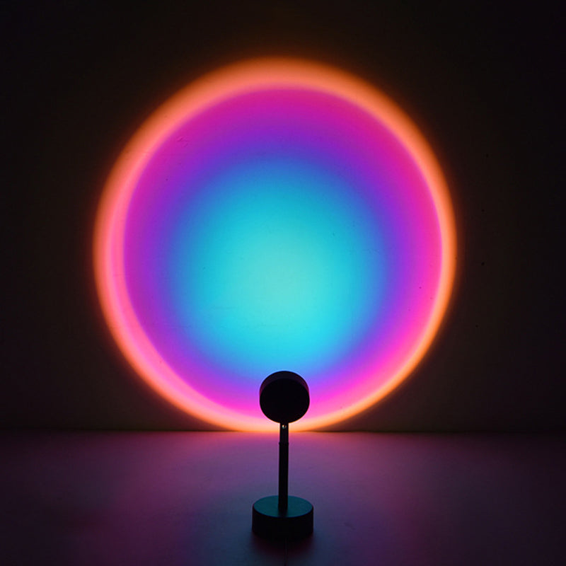 "Stämningsfull solnedgångsprojektionslampa med varmt glödande sken, perfekt för väggmontering i moderna hem."