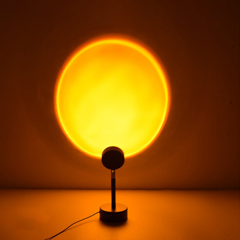 "Stämningsfull solnedgångsprojektionslampa med varmt glödande sken, perfekt för väggmontering i moderna hem."