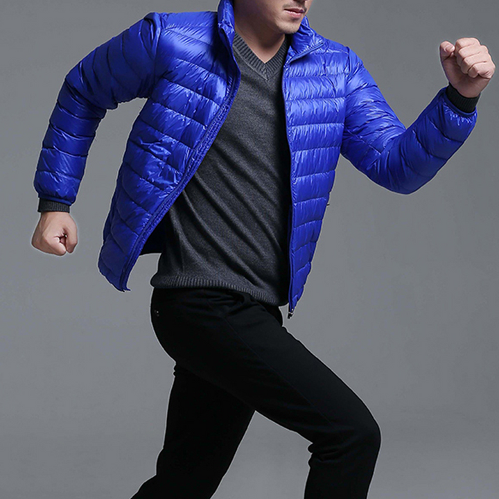 "Stilren grå andningsbar ultralätt dunjacka för män, vattentålig och vindtät med flera fickor, idealisk för vinteräventyr."