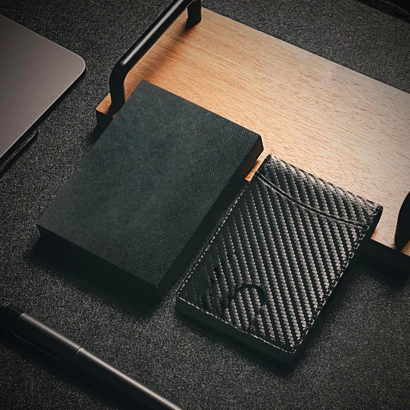 "Stilren RFID-säker läderplånbok för män, slank design i svart läder med elegant mönster, perfekt för framfickan."