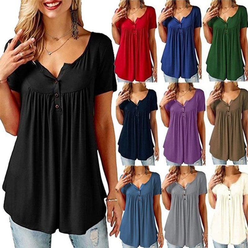 "Stilren t-shirt för kvinnor, enfärgad med ruchad knappdetalj, kort ärm och rund hals, perfekt för enkel elegans."