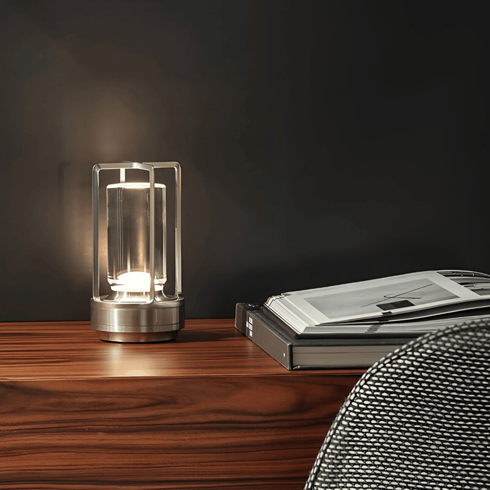 Stilren, vattentät bordslampa. Portabel, elegant design för inom- & utomhusbruk.