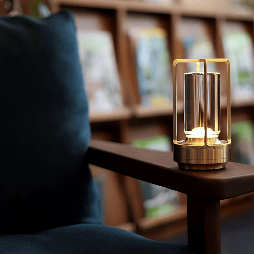 Stilren, vattentät bordslampa. Portabel, elegant design för inom- & utomhusbruk.
