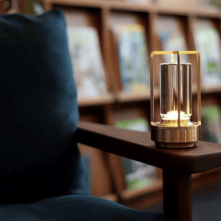 Stilren, vattentät bordslampa. Portabel, elegant design för inom- & utomhusbruk.