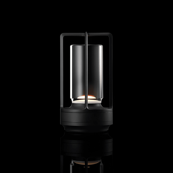 Stilren, vattentät bordslampa. Portabel, elegant design för inom- & utomhusbruk.