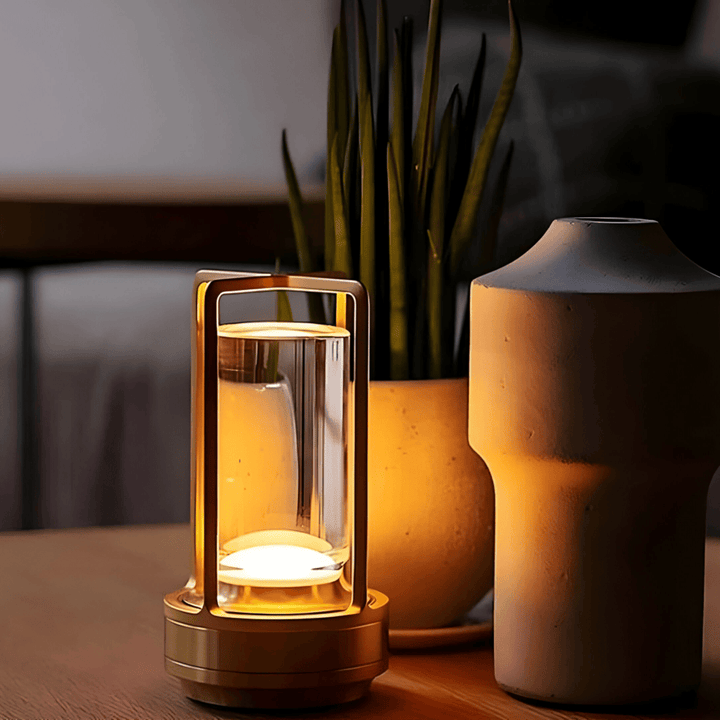 Stilren, vattentät bordslampa. Portabel, elegant design för inom- & utomhusbruk.