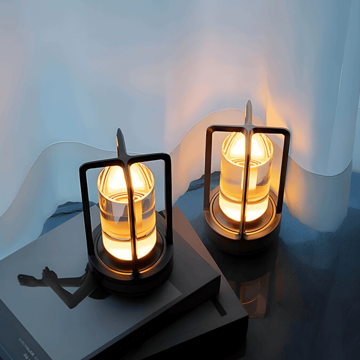 Stilren, vattentät bordslampa. Portabel, elegant design för inom- & utomhusbruk.