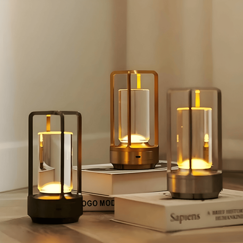 Stilren, vattentät bordslampa. Portabel, elegant design för inom- & utomhusbruk.