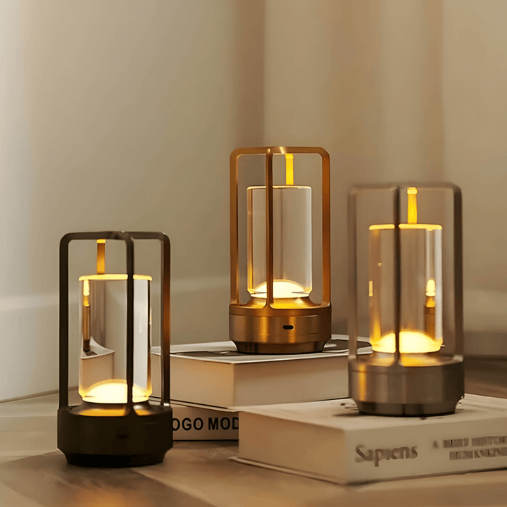 Stilren, vattentät bordslampa. Portabel, elegant design för inom- & utomhusbruk.
