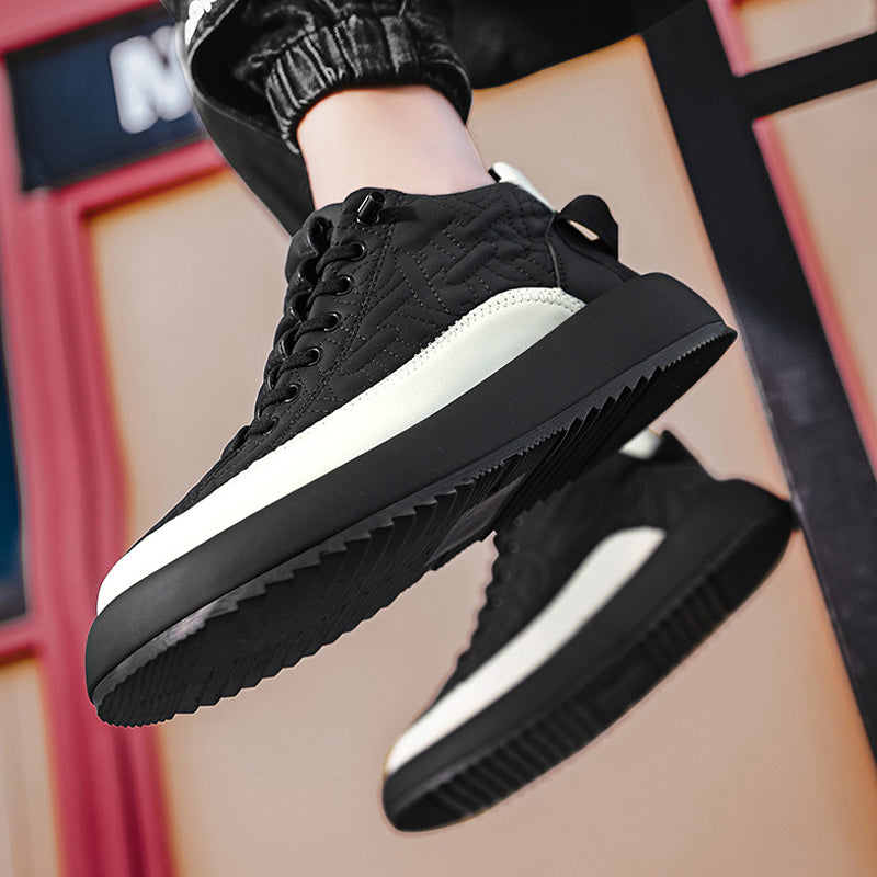 "Stilrena andningsbara sportskor för män med halkfri sula, vävda snören och tåhätta, idealiska för utomhusaktiviteter."