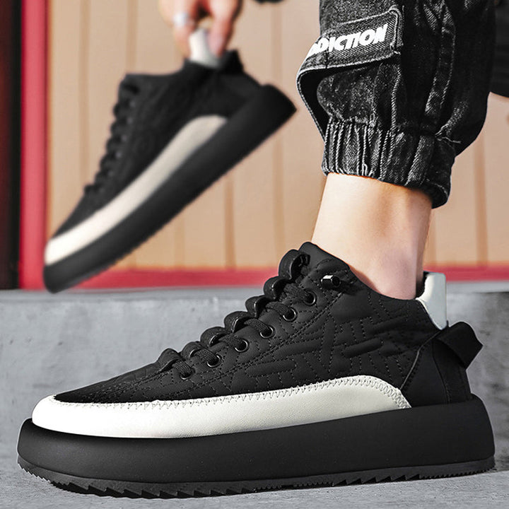 "Stilrena andningsbara sportskor för män med halkfri sula, vävda snören och tåhätta, idealiska för utomhusaktiviteter."