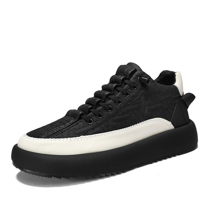 "Stilrena andningsbara sportskor för män med halkfri sula, vävda snören och tåhätta, idealiska för utomhusaktiviteter."