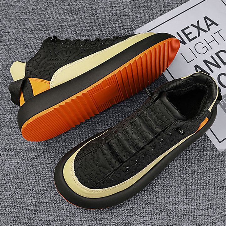 "Stilrena andningsbara sportskor för män med halkfri sula, vävda snören och tåhätta, idealiska för utomhusaktiviteter."