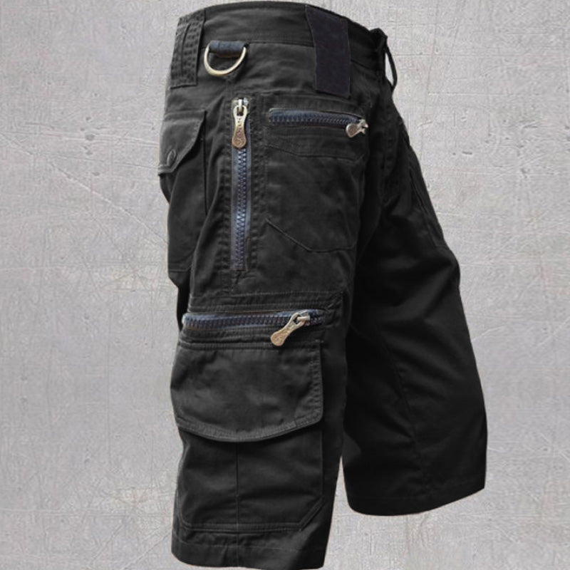 "Stilrena mörkgrå herr capri cargo shorts med många fickor, elastisk midja och modern design för utomhusaktiviteter."