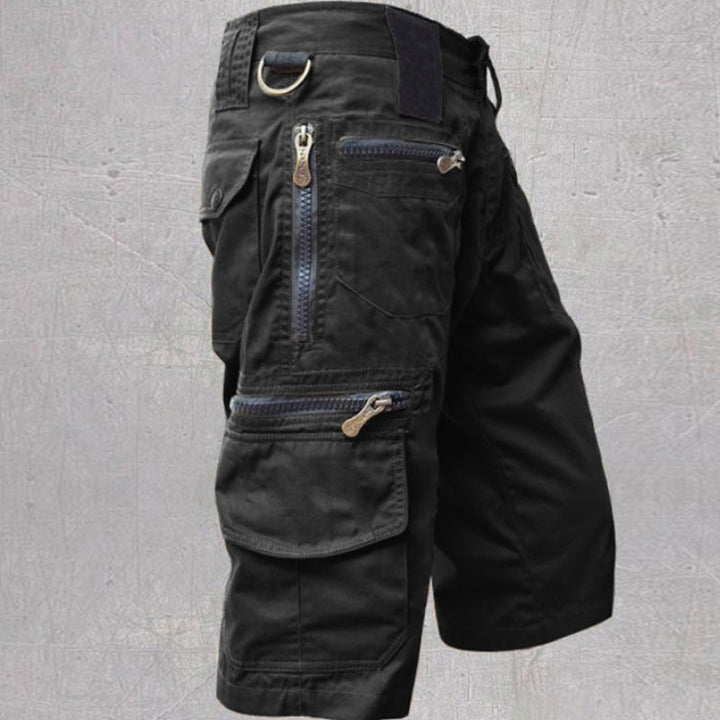 "Stilrena mörkgrå herr capri cargo shorts med många fickor, elastisk midja och modern design för utomhusaktiviteter."