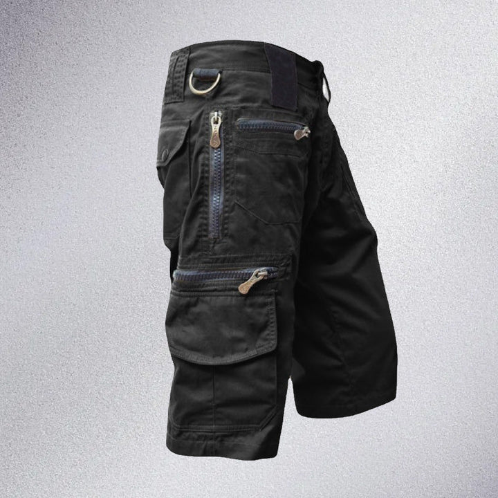 "Stilrena mörkgrå herr capri cargo shorts med många fickor, elastisk midja och modern design för utomhusaktiviteter."