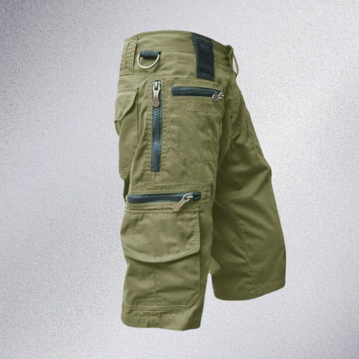 "Stilrena mörkgrå herr capri cargo shorts med många fickor, elastisk midja och modern design för utomhusaktiviteter."
