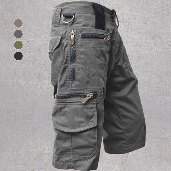 "Stilrena mörkgrå herr capri cargo shorts med många fickor, elastisk midja och modern design för utomhusaktiviteter."