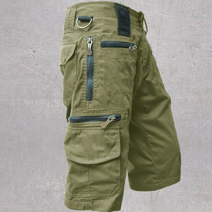 "Stilrena mörkgrå herr capri cargo shorts med många fickor, elastisk midja och modern design för utomhusaktiviteter."