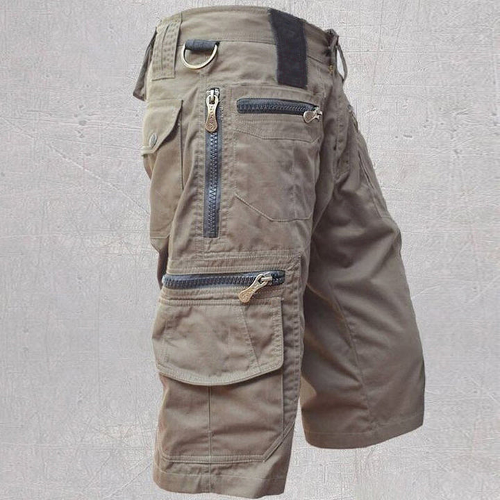 "Stilrena mörkgrå herr capri cargo shorts med många fickor, elastisk midja och modern design för utomhusaktiviteter."
