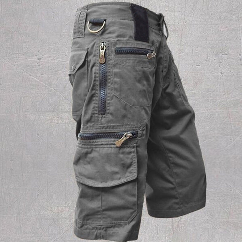 "Stilrena mörkgrå herr capri cargo shorts med många fickor, elastisk midja och modern design för utomhusaktiviteter."