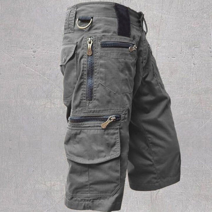"Stilrena mörkgrå herr capri cargo shorts med många fickor, elastisk midja och modern design för utomhusaktiviteter."