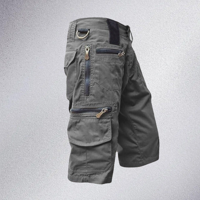 "Stilrena mörkgrå herr capri cargo shorts med många fickor, elastisk midja och modern design för utomhusaktiviteter."