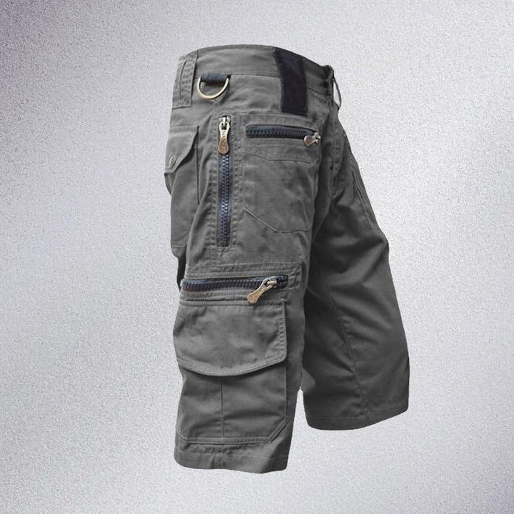 "Stilrena mörkgrå herr capri cargo shorts med många fickor, elastisk midja och modern design för utomhusaktiviteter."
