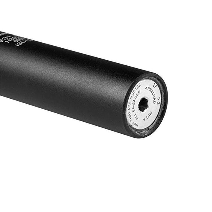 "Superlätt cykelstolpe av aluminium, svart och röd, med stötdämpare för mjuk och kontrollerad mountainbiketur."