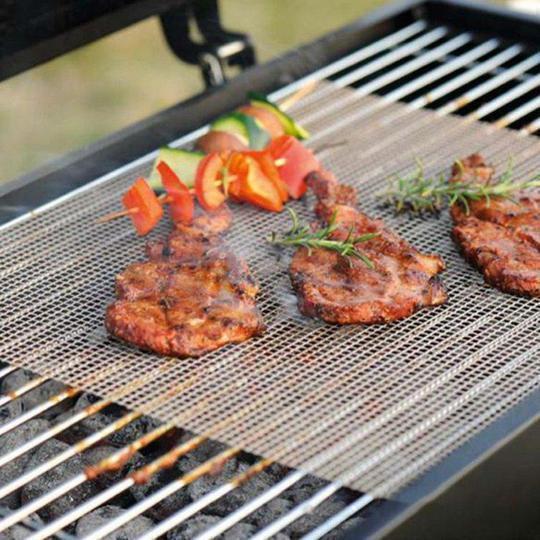 "Svart grillnät för BBQ-matlagning utomhus, visar en högkvalitativ non-stick yta för camping och trädgårdsgrillning."