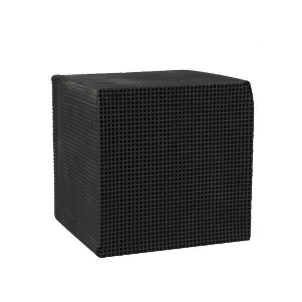 "Svart, kubformad vattenrengörare för akvarium med aktivt kol, renar vatten från smuts och kemikalier, hållbart akvarietillbe