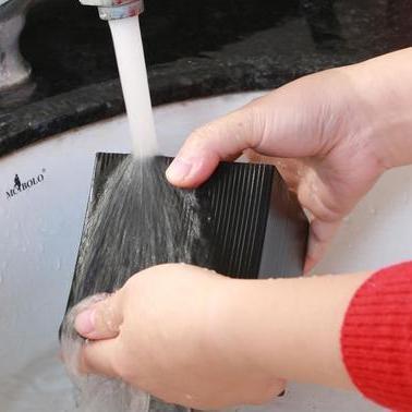 "Svart, kubformad vattenrengörare för akvarium med aktivt kol, renar vatten från smuts och kemikalier, hållbart akvarietillbe