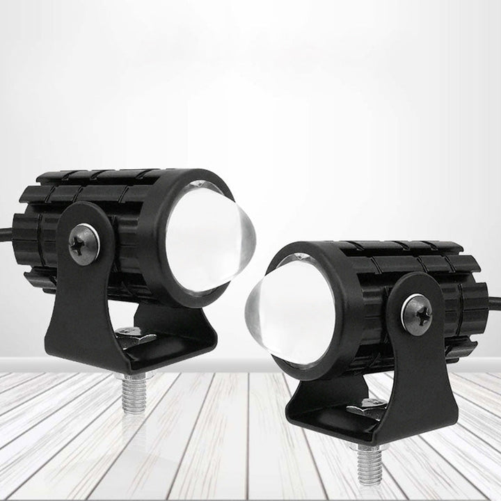 "Svart LED motorcykelstrålkastare med dubbel ljusfunktion, kompakt design, vit och gul lampa, för alla väder."