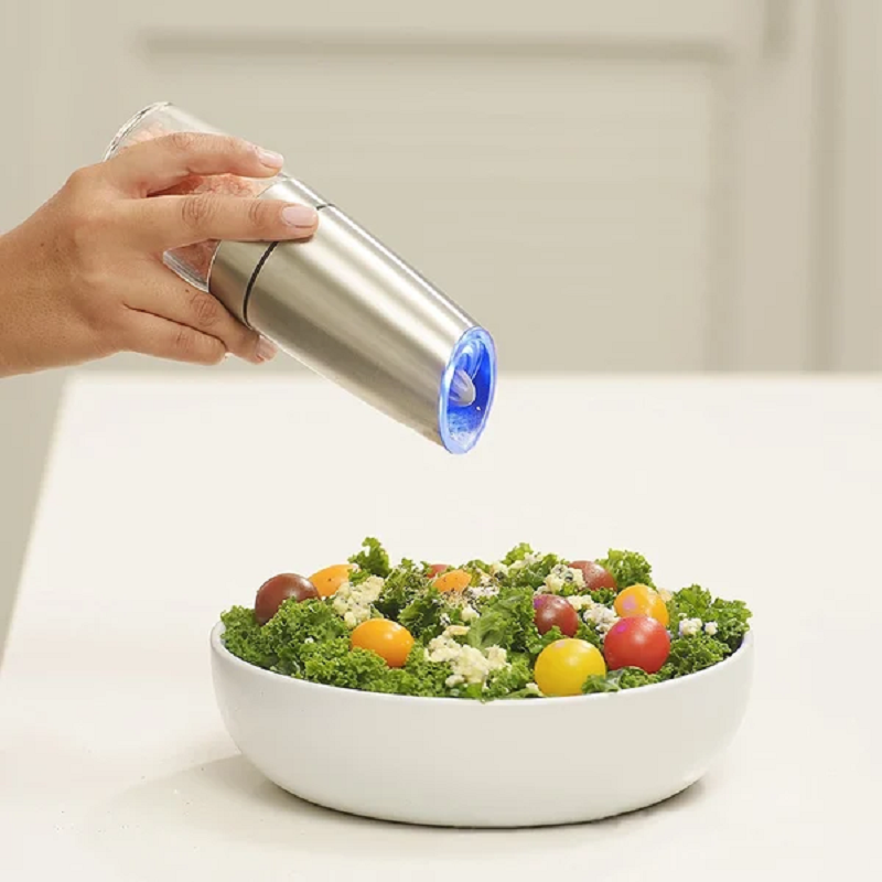 "Svart-silver elektrisk salt- och pepparkvarn med gravitationsinduktion, hållbar design i rostfritt stål och glas."