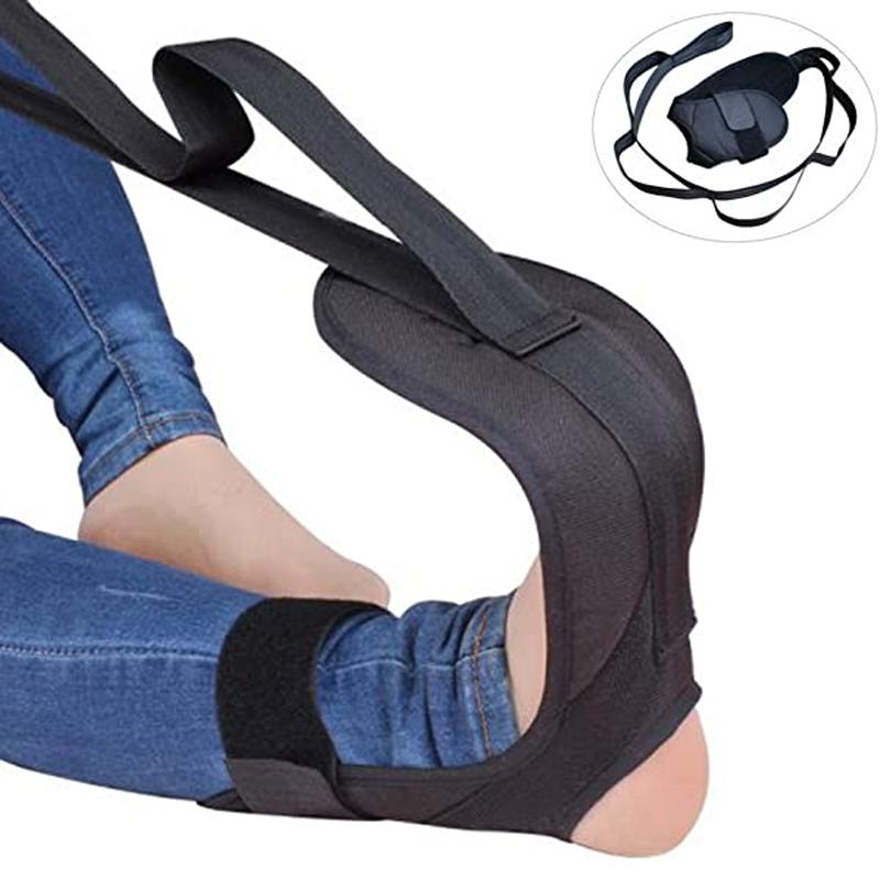 Svart yoga stretchband av mjukt bandtyg, med multi-ring spänne, perfekt för stretch och återhämtning, 110 cm lång.